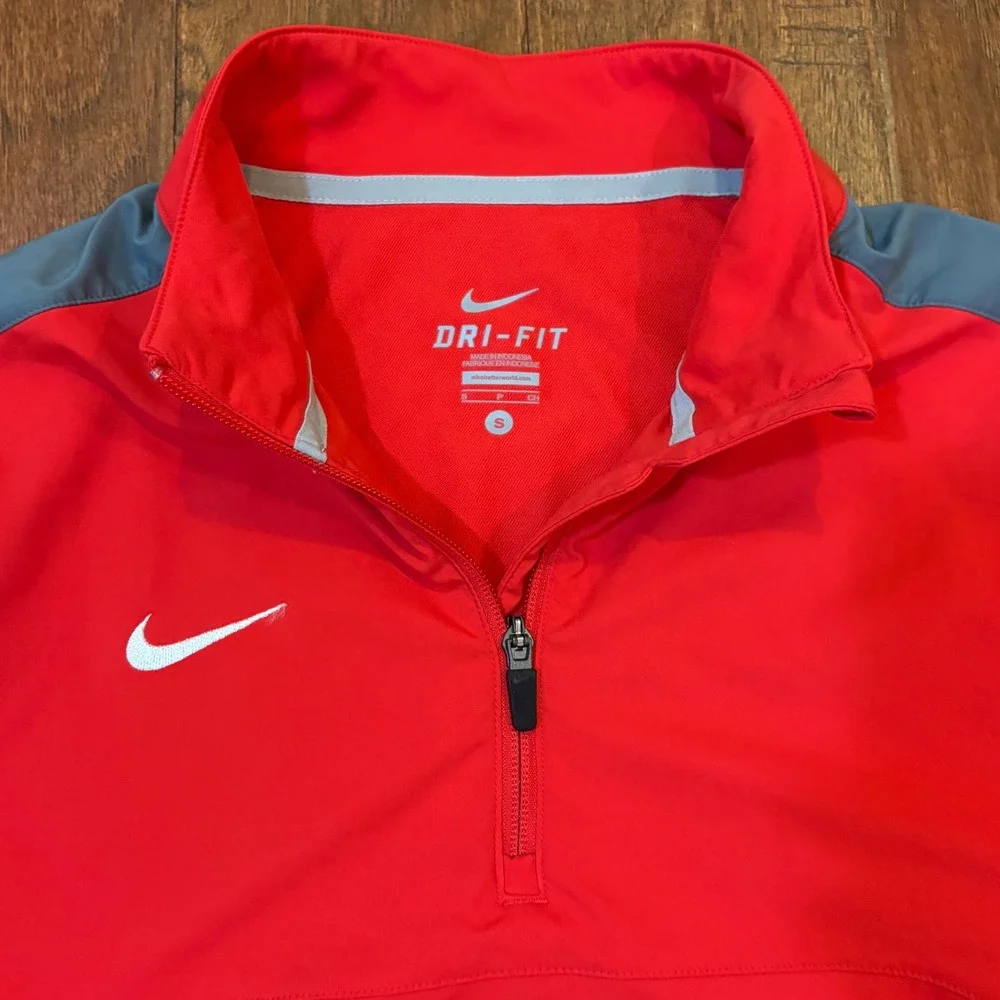 Men's Nike Dri-Fit 1/4 Zip Red‎ & Grey Zipper Pocket Adjustable Hem Pullover Sm